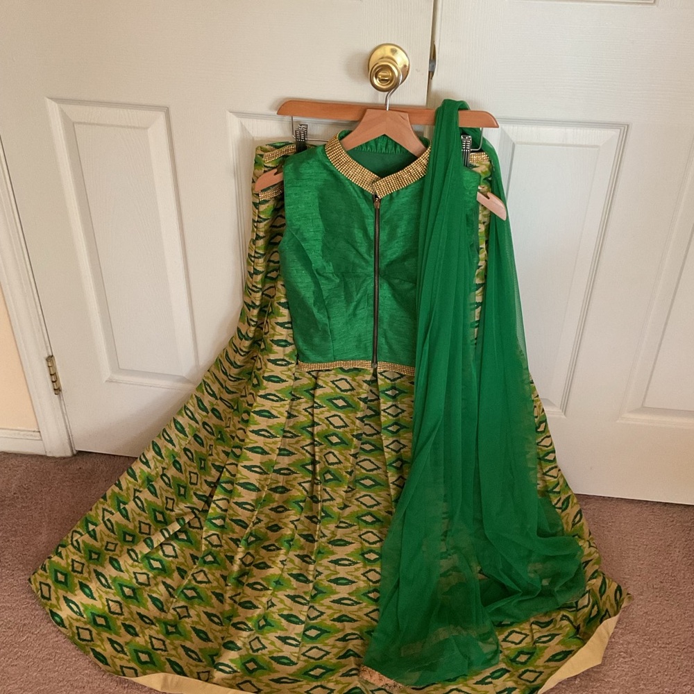Green Patterned Women's Lengha blouse set - Picture 7 of 7
